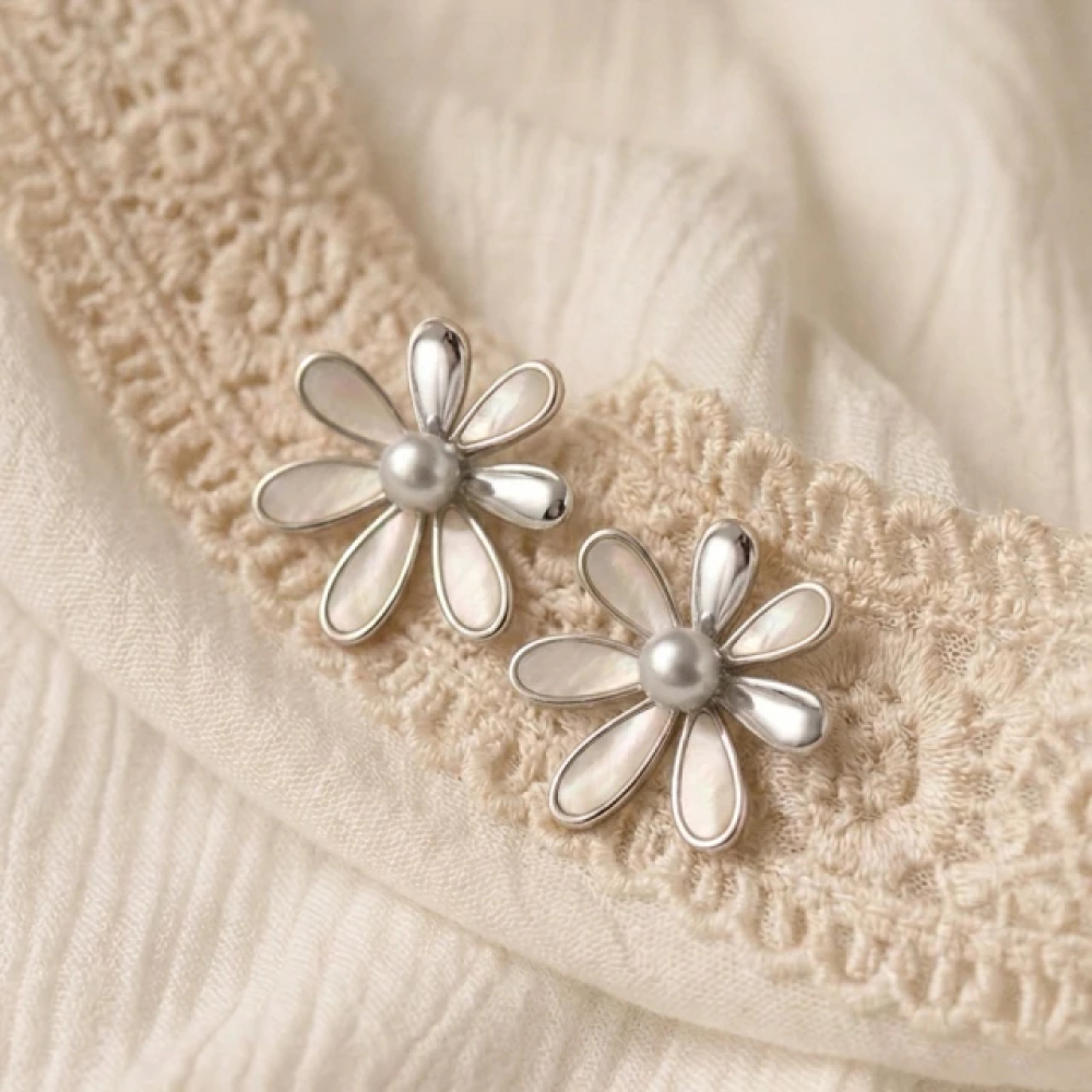 【City Diamond 引雅】網路獨家 日本AKOYA珍珠 5mm 真多麻色 純銀 母貝 花形耳環 (東京Yuki系列)