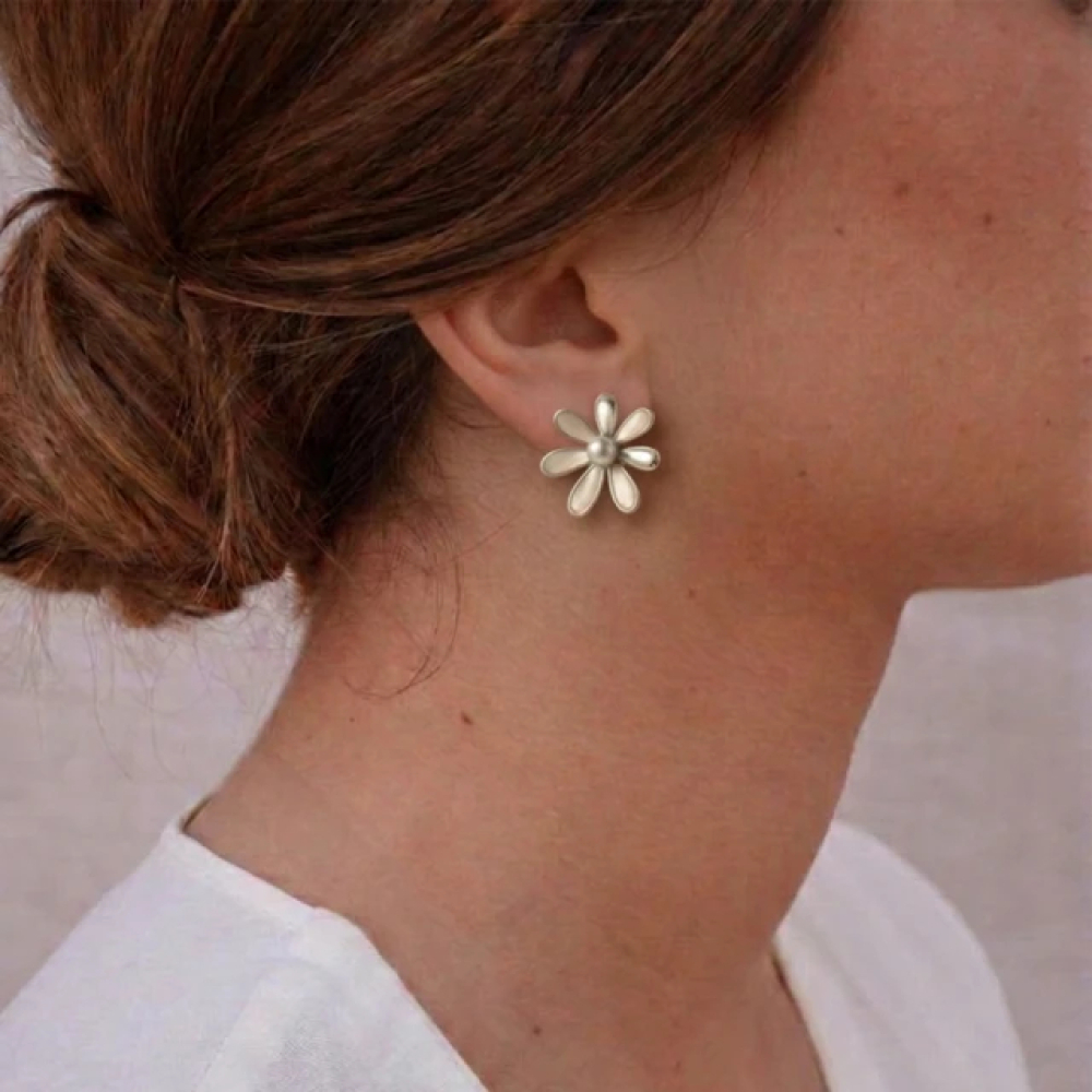 【City Diamond 引雅】網路獨家 日本AKOYA珍珠 5mm 真多麻色 純銀 母貝 花形耳環 (東京Yuki系列)