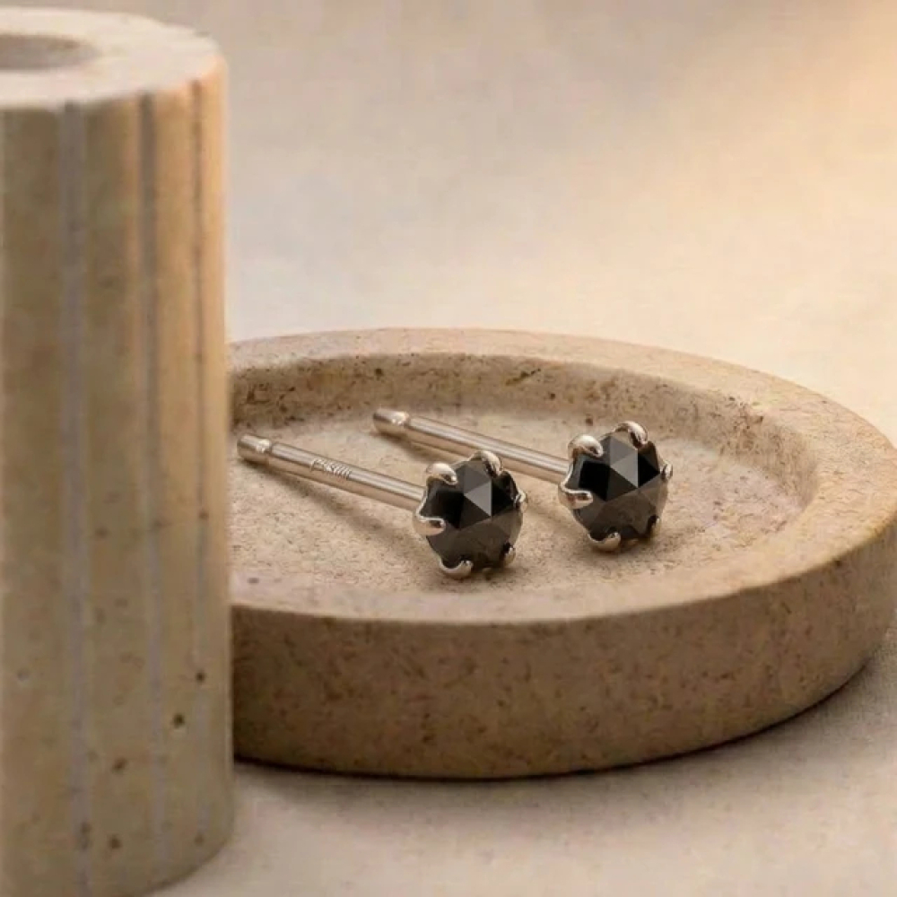 【City Diamond 引雅】日本 鉑金 天然鑽石 黑鑽 30分 六爪耳環 (東京Yuki系列)