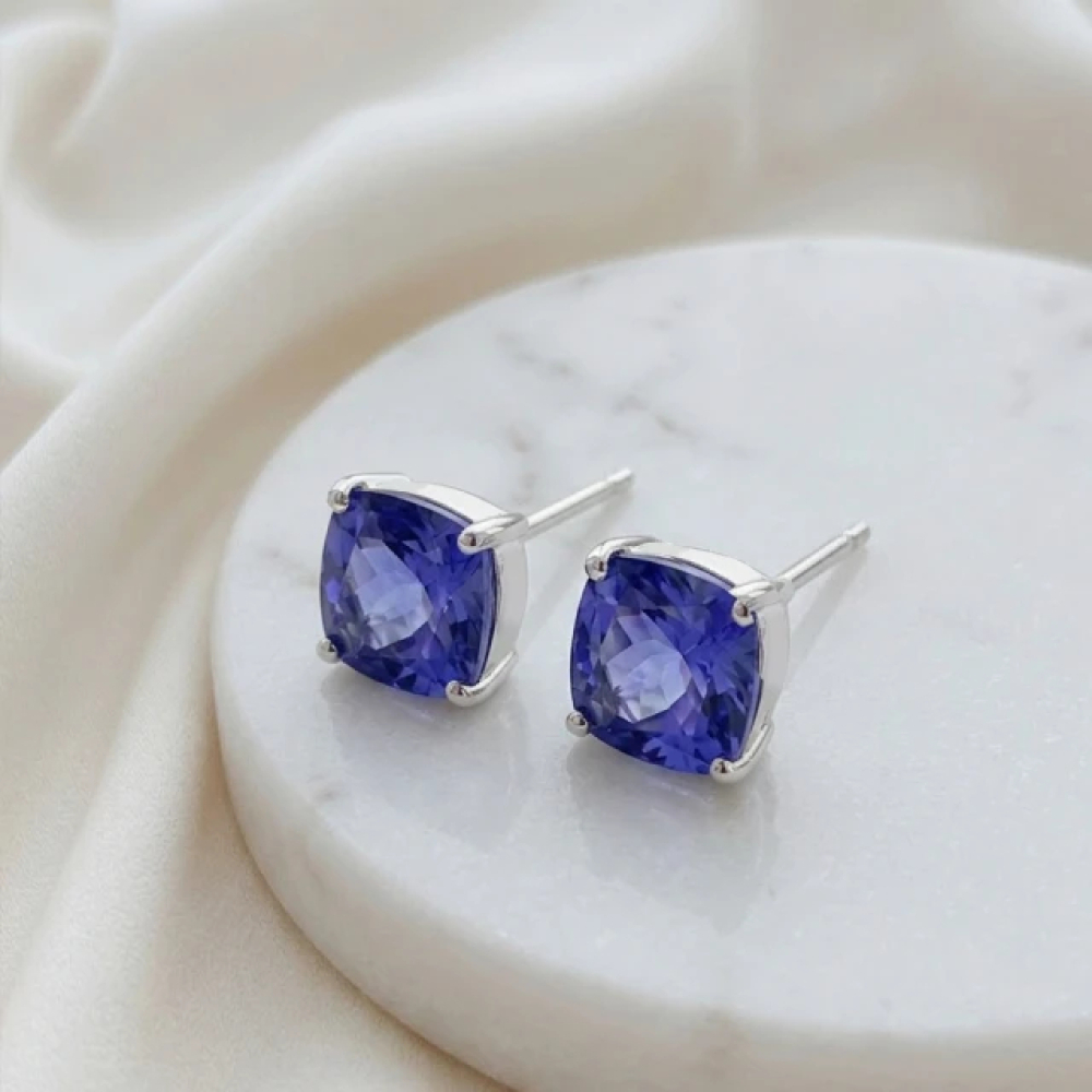 【City Diamond 引雅】日本 鉑金 坦桑石 丹泉石 方形 60分 四爪 耳環(東京Yuki系列)