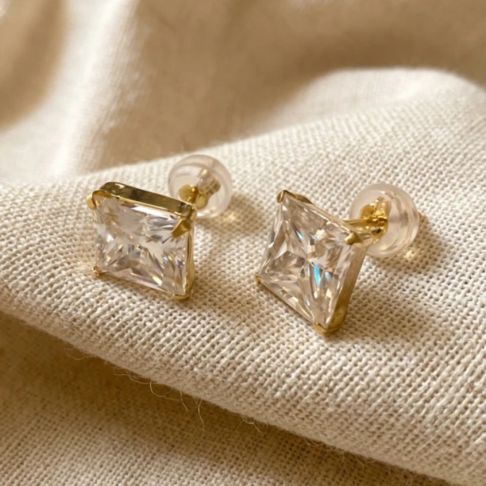 【City Diamond 引雅】18K 日本 莫桑石 方形 2.6克拉 四爪 耳環(東京Yuki系列)
