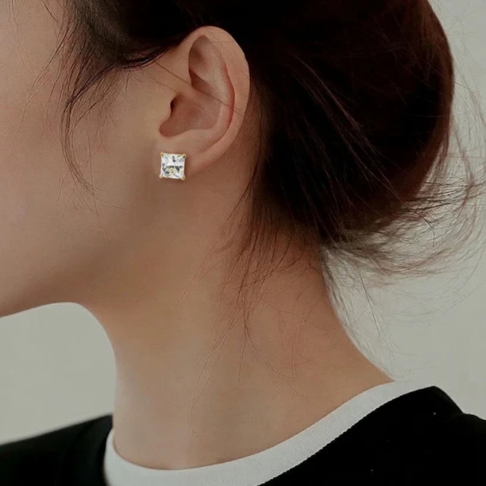 【City Diamond 引雅】18K 日本 莫桑石 方形 2.6克拉 四爪 耳環(東京Yuki系列)